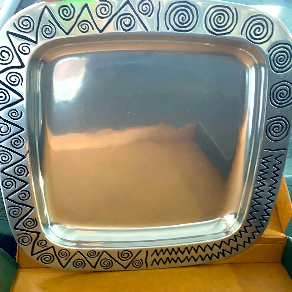 NWOT WILTON ARMETALE REGGAE MEDIUM SQUARE TRAY